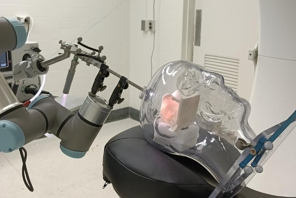 Positioning of the robot end effector and neuroendoscope in relation to a head phantom for robot-assisted 3D neuroendoscopy.
